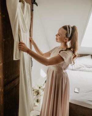 Kateřina Kristelová Instagram - Claudinka.
Moje láska♥️. A Tomášova taky.
Všechno prožívala, vnímala a byla součástí.
Ve všem je lepší i krásnější než já. 
A jsem šťastná, že s námi prožila i nelehké roky…, budou pro ni tím největším poučením do života, včetně toho jak se k nám chovali lidé, když nebylo dobře a jak se k nám chovají nyní, když dobře je🤍. 
Zajímavý switch🌪️.

Já & Tomáš pro ni budeme vzdycky jistotou a kotvou. A jsem ráda, že si den oslavy naší lásky užila. 
Patřil jí. 

#Claudia 
.
.
.
.
.
.
.
.
@meandmyweddings župánky💎
.
.
.
.
.
.
.
.
.
.
 saticky od @svatebnisalonveronica /foto @stanislavatylmanova, produkce @svatebni_magazin/