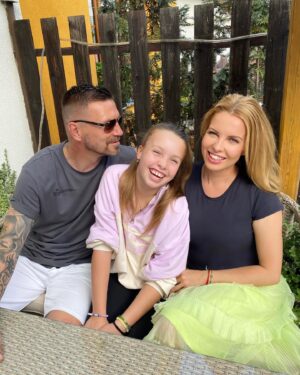 Kateřina Kristelová Instagram - CLAUDIA - moje terapie láskou se  mi narodila presne před 12 lety🎂❤️.
O mateřství jsem si myslela, ze bude v mnoha ohledech těžkou výzvou⚔️. 
Že pro mě hodně veci skončí a bude to náročné. Možná i že mě spíš oslabí než posilní, protože budu muset být silná za dvě⏳.
Docela brzo po porodu bylo jasné, že budu na vsechno, na co mají být dva, sama. 

5.9.2010 se narodila plešatá a kulatá paní Claudie, která se od začátku smála a radovala ze života. Ta plešatost ji vydrzela asi do tří let a často se mě tehdy ptala jestli bude mít někdy vlasky vůbec😆. 

O 12 let pozdeji má nejdelší culik ze třídy, je skoro vyssi než já a je hlavnim důvodem proč se mi povedlo vyhrat každý boj. 
Mateřství mi dodalo sílu a Claudie je oporou, motivaci a největší hybnou silou myho života.
Můj jediný influencer ❤️. 

A nakonec nejsme dvě. Jsme už dlouho na vsechno tři❤️. 
Tohle konkrétně se osudu povedlo.
Půlku života moji Claud je s námi Tomas⚽️💛.

Velmi si vážím toho, že mám rodinu. 
Atomový kryt📍. 

Vsechno nejlepsi Clauďáku ❤️! 
#happybirthday #happybday
