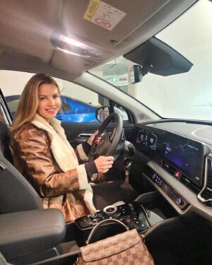 Kateřina Kristelová Instagram - Můj narozeninový darek🎁🎂.

Jedna z výher nad českým bulvarem mi koupila nové auto, které jsem si vzdycky prala a vyzvedla jsem si ho. 
A tenhle post nepíšu proto, abych se chlubila , ale proto, že se u nás pořád malo ví, že se vyplati s bulvarem bojovat a já budu takovou osvětu dělat ráda dál🔔🤞🏻.
Často nám s Tomášem volají různí lide a chtějí kontakt na naši advokátku, potýkají se s necim podobným a je na nich znat strach, zda jit do soudního sporu ⏳⚖️, co je čeká...a svěřují se nám s tím co zazivaji.

V České republice ještě stále není zvykem bojovat za svy prava. Dobu strachu co bude dobre znam, taky jsem měla kdysi pocit, ze je dobré mít média na sve straně. Dnes jsem přesvědčena o tom, o čem můj partner už dávno...., bez médii se každý znamý člověk může v klidu obejít. 
Budu tady klidně opakovat, že jsme vyhrali 13x. Stalo to úsilí, bolest a stalo to za to! Naši nepřátele to neradi slysi a čtou a speciálně pro ne se hodi to sem tam zopakovat. 

Zamýšlela jsem se jak se moje nové auto bude jmenovat😄🤞🏻. 
Nakonec jsem se rozhodla mu dat jméno podle některého z redaktorů nebo redaktorek, které nám způsobily roky utrpení a bolesti. Na vyber bylo hodně jmen....
Nakonec vyhrála LUCKA. 
Ta se zasloužila o dvě naše výhry u dvou mediálních domů. 
Kde pracovala, tam o nás psala a pomlouvala nás až se jí povedlo splést si redakční práci s mstou a sikanou. Což je citace z pravomocného rozsudku. 
Sama značně pochybné pověsti, ale s velkou touhou ubližovat a ničit a řešit moji osobu. 
Na ostatní se casem taky dostane. Už mám v planu co po nich pojmenujeme dal😀. 

Takže LUCKO DIKY A VERIM ZE NÁS DOVEZEŠ VŠUDE EXPRES!  #lextalionis