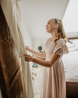 Kateřina Kristelová Instagram - Claudinka.
Moje láska♥️. A Tomášova taky.
Všechno prožívala, vnímala a byla součástí.
Ve všem je lepší i krásnější než já. 
A jsem šťastná, že s námi prožila i nelehké roky…, budou pro ni tím největším poučením do života, včetně toho jak se k nám chovali lidé, když nebylo dobře a jak se k nám chovají nyní, když dobře je🤍. 
Zajímavý switch🌪️.

Já & Tomáš pro ni budeme vzdycky jistotou a kotvou. A jsem ráda, že si den oslavy naší lásky užila. 
Patřil jí. 

#Claudia 
.
.
.
.
.
.
.
.
@meandmyweddings župánky💎
.
.
.
.
.
.
.
.
.
.
 saticky od @svatebnisalonveronica /foto @stanislavatylmanova, produkce @svatebni_magazin/