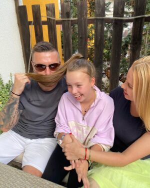 Kateřina Kristelová Instagram - CLAUDIA - moje terapie láskou se  mi narodila presne před 12 lety🎂❤️.
O mateřství jsem si myslela, ze bude v mnoha ohledech těžkou výzvou⚔️. 
Že pro mě hodně veci skončí a bude to náročné. Možná i že mě spíš oslabí než posilní, protože budu muset být silná za dvě⏳.
Docela brzo po porodu bylo jasné, že budu na vsechno, na co mají být dva, sama. 

5.9.2010 se narodila plešatá a kulatá paní Claudie, která se od začátku smála a radovala ze života. Ta plešatost ji vydrzela asi do tří let a často se mě tehdy ptala jestli bude mít někdy vlasky vůbec😆. 

O 12 let pozdeji má nejdelší culik ze třídy, je skoro vyssi než já a je hlavnim důvodem proč se mi povedlo vyhrat každý boj. 
Mateřství mi dodalo sílu a Claudie je oporou, motivaci a největší hybnou silou myho života.
Můj jediný influencer ❤️. 

A nakonec nejsme dvě. Jsme už dlouho na vsechno tři❤️. 
Tohle konkrétně se osudu povedlo.
Půlku života moji Claud je s námi Tomas⚽️💛.

Velmi si vážím toho, že mám rodinu. 
Atomový kryt📍. 

Vsechno nejlepsi Clauďáku ❤️! 
#happybirthday #happybday