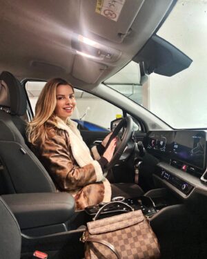 Kateřina Kristelová Instagram - Můj narozeninový darek🎁🎂.

Jedna z výher nad českým bulvarem mi koupila nové auto, které jsem si vzdycky prala a vyzvedla jsem si ho. 
A tenhle post nepíšu proto, abych se chlubila , ale proto, že se u nás pořád malo ví, že se vyplati s bulvarem bojovat a já budu takovou osvětu dělat ráda dál🔔🤞🏻.
Často nám s Tomášem volají různí lide a chtějí kontakt na naši advokátku, potýkají se s necim podobným a je na nich znat strach, zda jit do soudního sporu ⏳⚖️, co je čeká...a svěřují se nám s tím co zazivaji.

V České republice ještě stále není zvykem bojovat za svy prava. Dobu strachu co bude dobre znam, taky jsem měla kdysi pocit, ze je dobré mít média na sve straně. Dnes jsem přesvědčena o tom, o čem můj partner už dávno...., bez médii se každý znamý člověk může v klidu obejít. 
Budu tady klidně opakovat, že jsme vyhrali 13x. Stalo to úsilí, bolest a stalo to za to! Naši nepřátele to neradi slysi a čtou a speciálně pro ne se hodi to sem tam zopakovat. 

Zamýšlela jsem se jak se moje nové auto bude jmenovat😄🤞🏻. 
Nakonec jsem se rozhodla mu dat jméno podle některého z redaktorů nebo redaktorek, které nám způsobily roky utrpení a bolesti. Na vyber bylo hodně jmen....
Nakonec vyhrála LUCKA. 
Ta se zasloužila o dvě naše výhry u dvou mediálních domů. 
Kde pracovala, tam o nás psala a pomlouvala nás až se jí povedlo splést si redakční práci s mstou a sikanou. Což je citace z pravomocného rozsudku. 
Sama značně pochybné pověsti, ale s velkou touhou ubližovat a ničit a řešit moji osobu. 
Na ostatní se casem taky dostane. Už mám v planu co po nich pojmenujeme dal😀. 

Takže LUCKO DIKY A VERIM ZE NÁS DOVEZEŠ VŠUDE EXPRES!  #lextalionis