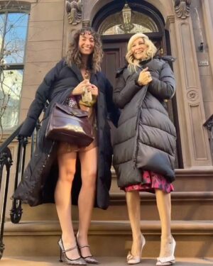Katerina Tannenbaum Instagram - The strike is over 🎭🥲so here are some pictures on set with the ultimate dreamgirl  @sarahjessicaparker 
Ily 🤩🥰🫂 let’s get back to workkkk