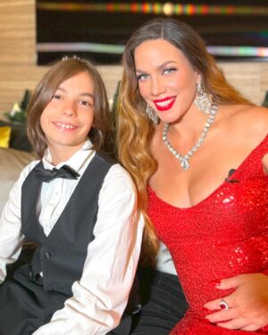 Katerina Stikoudi Instagram - 🎅🎄Ανυπομονούσαμε πολύ με τον @stelioskerasidis να μοιραστούμε μαζί σας το video clip για την διασκευή μας στο old-time classic “Have Yourself A Merry Little Christmas”! Σας ευχόμαστε και επίσημα λοιπόν, καλά Χριστούγεννα και καλές γιορτές! ❤

@minosemi_official @monstermanager