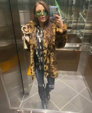 Katharine Isabelle Instagram - 6 months ago going to my cousins baby shower in a fancy hotel with loads of people that was nice sighhdhksjhskjsaaaaaah thanks for coming to my Ted Talk😭😭😭