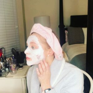 Katherine Bailess Instagram - What I wish my quarantine looked like vs.... swipe right ➡️ #quarantinelife #comedy #daywhatever
