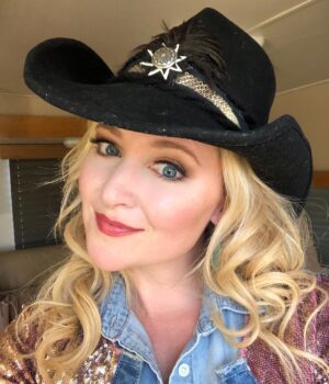 Katherine Bailess Instagram - Tonight! 🤠 @paramountnetwork 7/6c #dashingindecember #christmasmovie #yeehaw