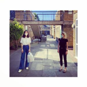 Katherine Waterston Instagram - You can’t mask true love. 
Nothing more fun than volunteering with @vanessa__kirby for @spare_hand