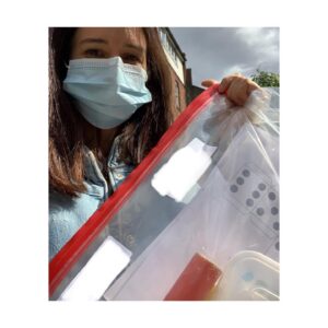 Katherine Waterston Instagram - Guess who volunteered with me today
Find out soon @spare_hand 
#sparehand
#volunteer