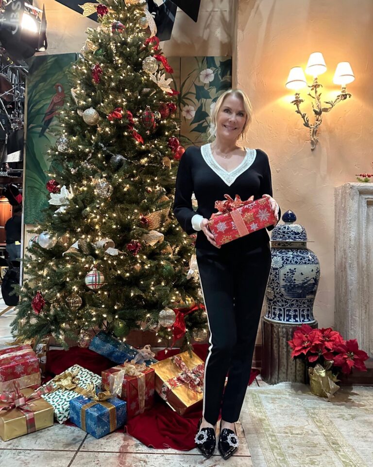 Katherine Kelly Lang Instagram - Merry Christmas, Happy Holidays , and a Happy New Year!! 🥰❤️ #boldandbeautifulcbs #onset🎥🎬