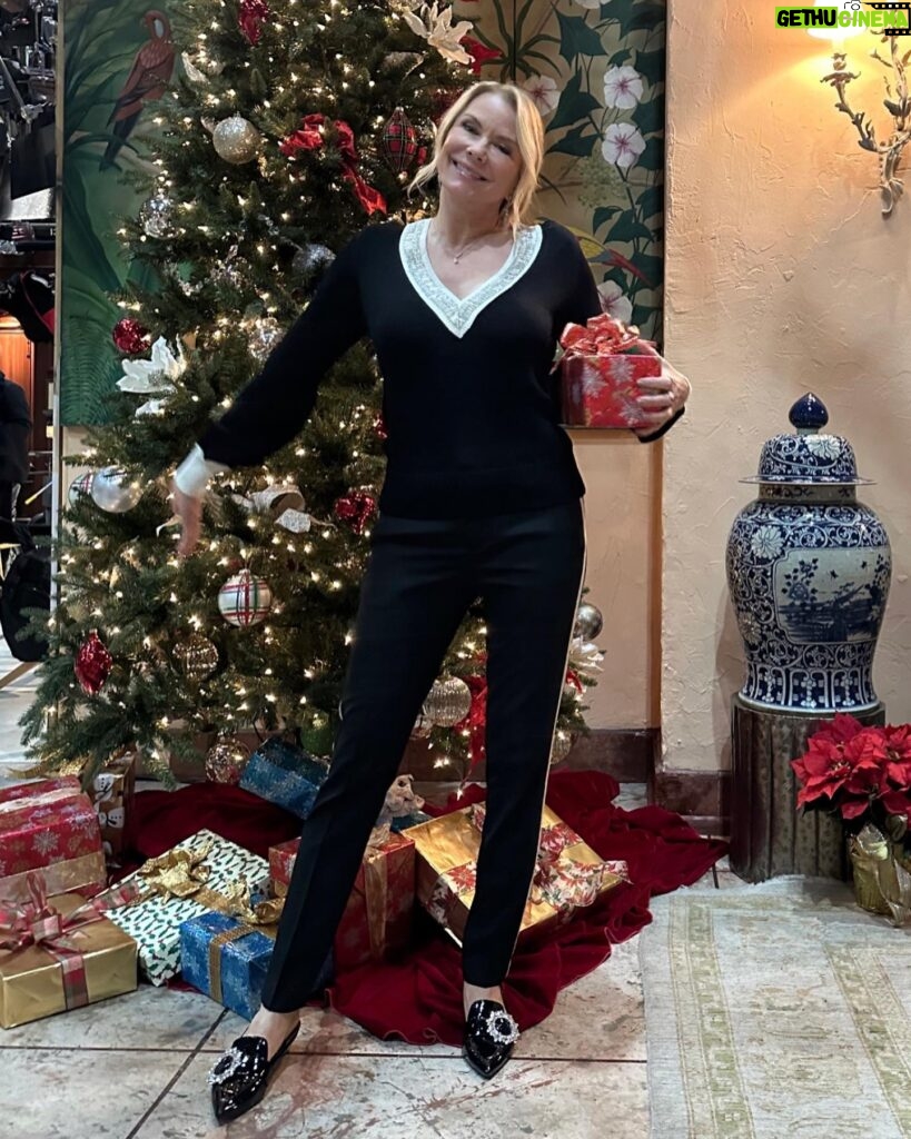 Katherine Kelly Lang Instagram - Merry Christmas, Happy Holidays , and a Happy New Year!! 🥰❤️ #boldandbeautifulcbs #onset🎥🎬