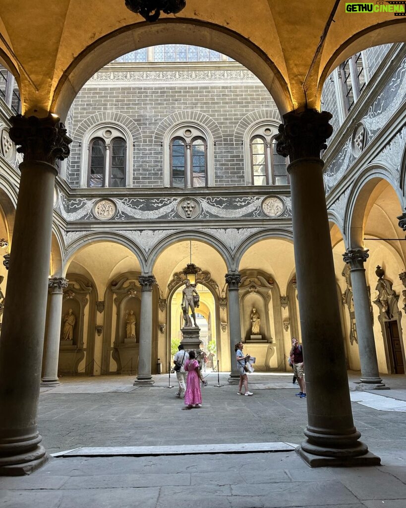 Katherine Kelly Lang Instagram - Ashley and I have been enjoying Florence! Such a beautiful city! #firenze🇮🇹 @ashleyaubra