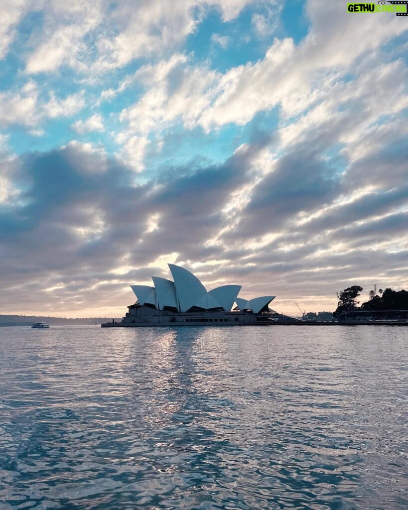 Katherine Kelly Lang Instagram - Sydney is a beautiful city! I took these photos on my run at 6:00 am this morning. Streets were empty and quiet. So peaceful and pretty! #sydneyoperahouse #sydneyharbourbridge