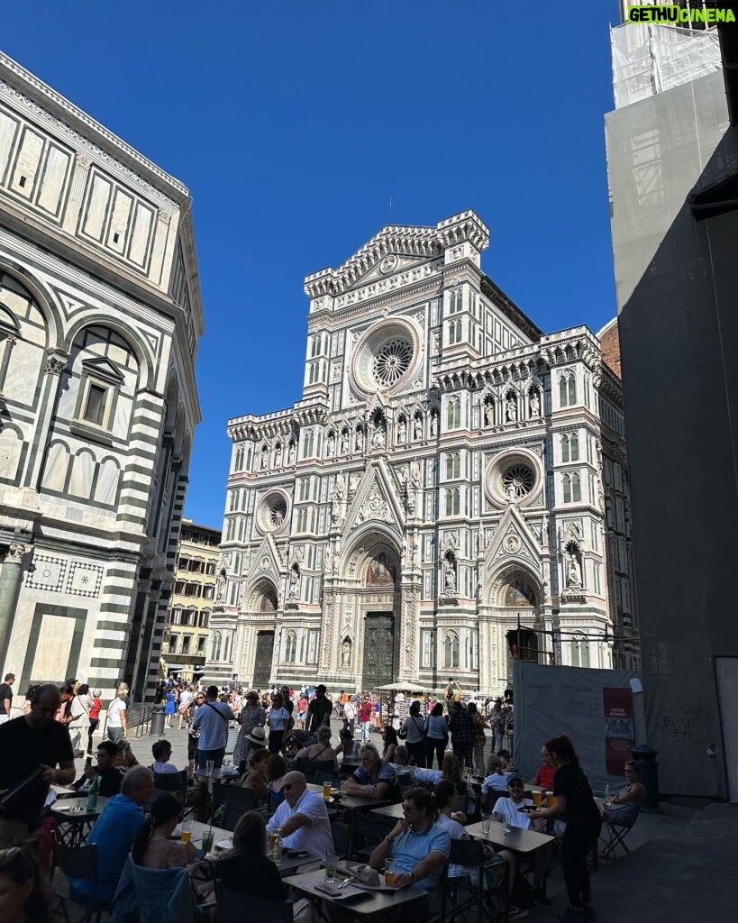 Katherine Kelly Lang Instagram - Ashley and I have been enjoying Florence! Such a beautiful city! #firenze🇮🇹 @ashleyaubra