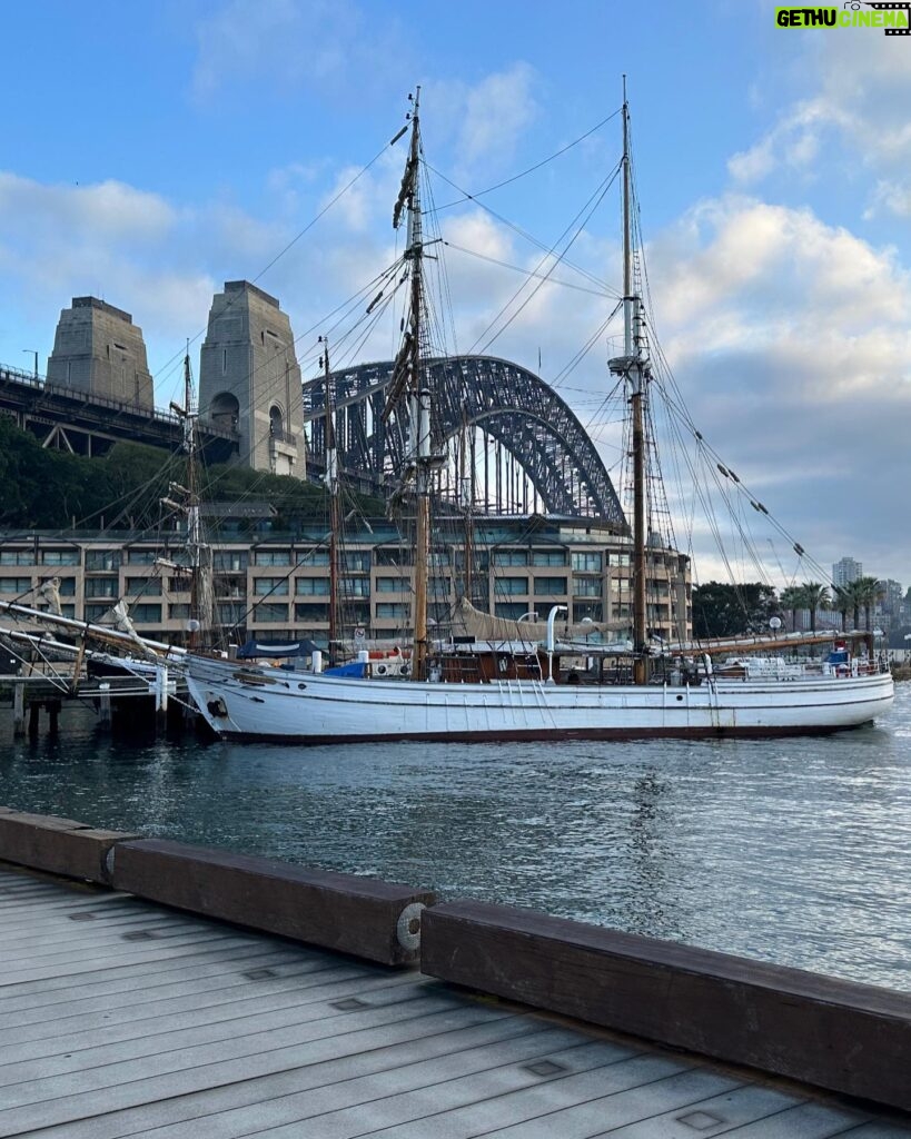 Katherine Kelly Lang Instagram - Sydney is a beautiful city! I took these photos on my run at 6:00 am this morning. Streets were empty and quiet. So peaceful and pretty! #sydneyoperahouse #sydneyharbourbridge