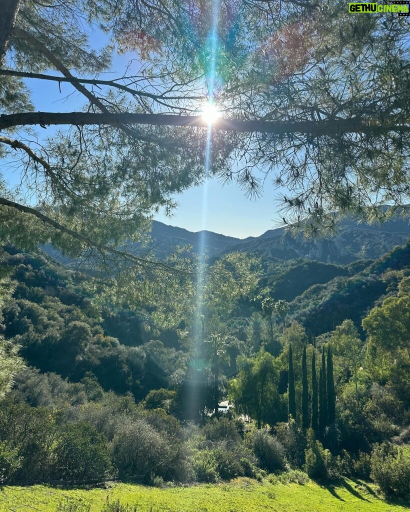 Katherine Kelly Lang Instagram - Our pretty neighborhood😍 Love the views on my runs🏃‍♀️