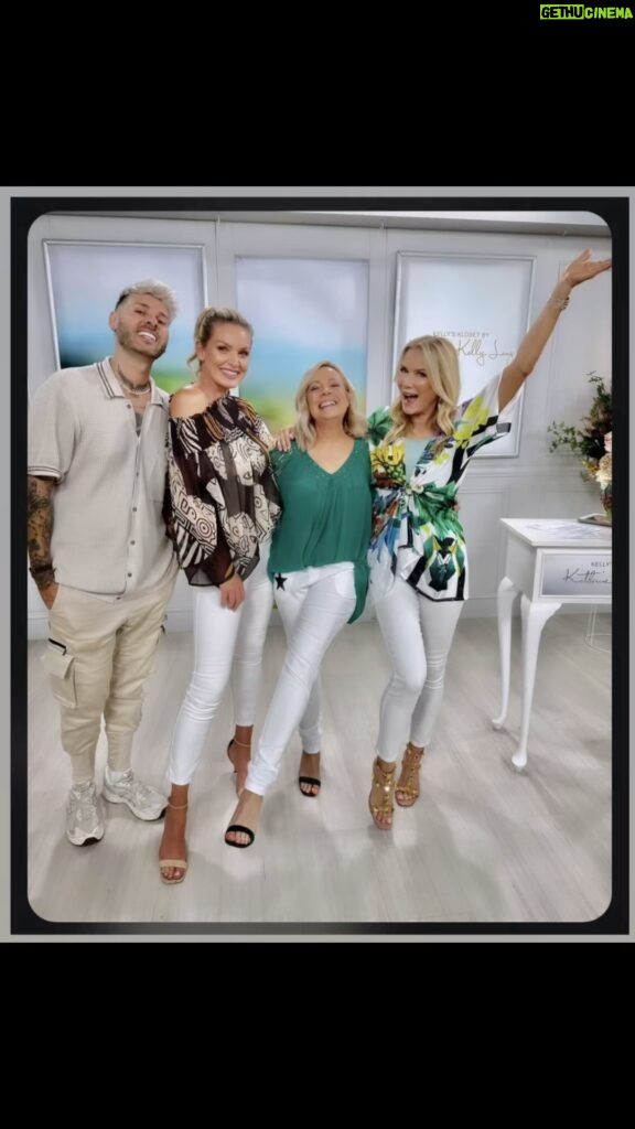 Katherine Kelly Lang Instagram - Backstage at @tvsn … doing my shows for @katherinekellylangkaftans having a blast with everyone! #kklkaftans #kellysklosetbykkl #tvsn #sydneyaustralia #homeshoppingnetwork