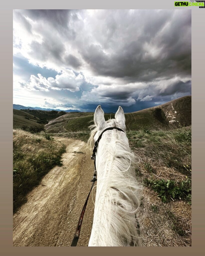 Katherine Kelly Lang Instagram - Just me and #almarahtiffany today riding into the storm🌦️