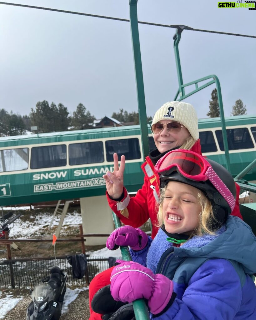 Katherine Kelly Lang Instagram - It was a fun ski day! It been my dream for awhile to get my granddaughter skiing! She took a lesson in the morning with @ashleyaubra son Hayden and then in the afternoon they skied with us! First time skiing for Zuma and Hayden!! I am so proud of them! And thanks for @caseykas and @hayley_bert and @ashleyaubra for making the day amazing.