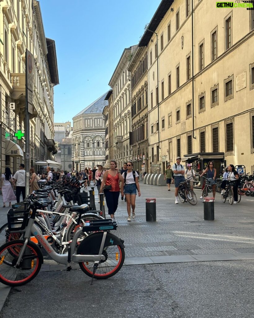 Katherine Kelly Lang Instagram - Ashley and I have been enjoying Florence! Such a beautiful city! #firenze🇮🇹 @ashleyaubra