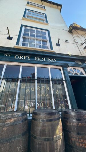 Kathleen Madigan Instagram - My fave pub in Kinsale. Welcome to the @thehound1690 🐾🍻 Established in 1690 🇮🇪

#kinsale #thegrayhound #ireland #guinness #kathleenmadigan #madiganspubcast