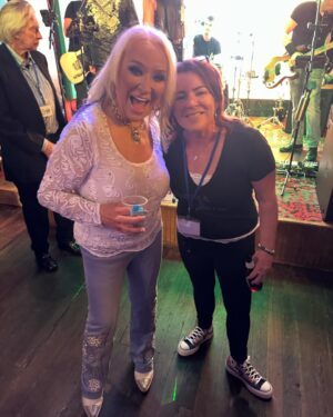 Kathleen Madigan Instagram - Got meet Tanya Tucker! What a complete blast🎉. 
.
Go to her new pop up bar @tanyatuckerstequilacantina at @nudieshonky_tonk if you’re in Nashville🤠.
.
#tanyatucker #nudies #tanyascantina #cosasalvaje
