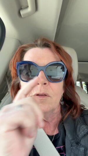 Kathleen Madigan Instagram - UPDATE! Have a good Wednesday, Termites 🙌🏻.
.
#wednesday #la #termites #update #madiganspubcast #potluckpartytour #kathleenmadigan