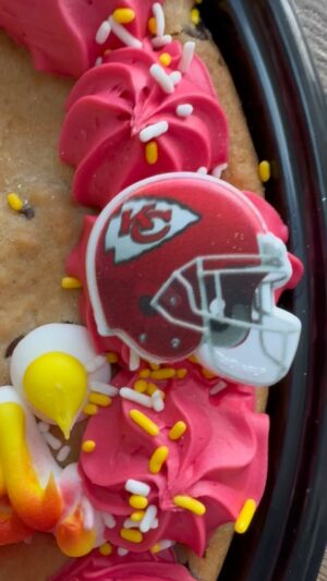 Kathleen Madigan Instagram - My nieces are gonna LOVE this 🫶.
.
Happy Super Bowl Sunday! 🏈🎉.
.
#superbowl #chiefsnation #swifties #traviskelce #kansascity #cookie #superbowlparty #kathleenmadigan #madiganspubcast