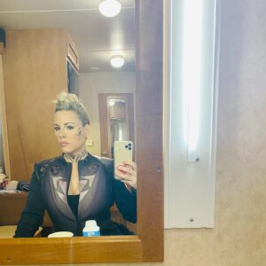 Kathleen Robertson Instagram - @expanseonprime #trailerselfie of the tats @bribriguy23 and the SUPER comfortable rubber wetsuit #rosenfeld Streaming Now on @amazonprimevideo #theexpanseseason6 #theexpanse