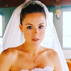Kathleen Robertson Instagram - 17 years ago a girl from #hamilton married a boy from #carmel @christinearnoldphotography @instyle_weddings #palmsprings #happyanniversary @cjcowles 🖤