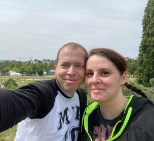 Kathrin Fricke Instagram - Irgendwo bei einem Busch am Mauerpark in Berlin, vor 20 Jahren und heute. Die selbe Stelle, die selben zwei Bekloppten ❤️