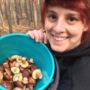 Kathrin Fricke Instagram - Pilze ess ich ungerne, aber ich LIEBE Pilze sammeln! Zombie Apokalypse kann kommen, ich sorge für eure Ernährung. Es gibt Maronen, Moos und Spinnen. 🍟
