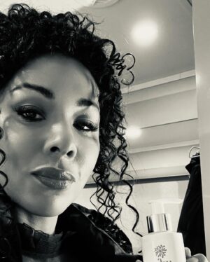 Kathryn Drysdale Instagram - B&w modiste dump  #bridgerton @bridgertonnetflix @shondaland