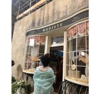 Kathryn Drysdale Instagram - @bridgertonnetflix #bts this and that 🫶🏽 @shondaland @netflix #bridgerton