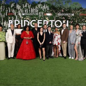 Kathryn Drysdale Instagram - Enjoying the Bridgerton Family love at The Tate Modern  last night .
Season 2 release in two days 💚😍 📸 : @netflix #bridgertonseason2  #bridgerton
