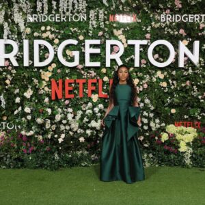 Kathryn Drysdale Instagram - Enjoying the Bridgerton Family love at The Tate Modern  last night .
Season 2 release in two days 💚😍 📸 : @netflix #bridgertonseason2  #bridgerton