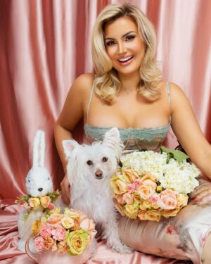 Kathryn Dunn Instagram - me and my easter bunny 🐰🐾🧺 swipe to see the cutest thing you’ll ever see😍😭