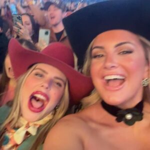 Kathryn Dunn Instagram - if I had to sum up this weekend in one POST 🎸🤠 @theamerican.tr @tetonridgeperformancehorses 

#Americanrodeo
#TetonRidgePartner
#americanperformancehorsemen #postmalone #postmalonefans