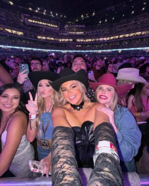 Kathryn Dunn Instagram - if I had to sum up this weekend in one POST 🎸🤠 @theamerican.tr @tetonridgeperformancehorses 

#Americanrodeo
#TetonRidgePartner
#americanperformancehorsemen #postmalone #postmalonefans