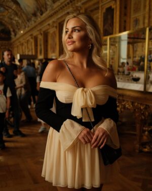 Kathryn Dunn Instagram - there’s new stunning art exhibit at the louvre- it’s ✨me✨

#thelouvre #louvre #louvremuseum #paris #parisfrance