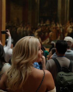 Kathryn Dunn Instagram - there’s new stunning art exhibit at the louvre- it’s ✨me✨

#thelouvre #louvre #louvremuseum #paris #parisfrance