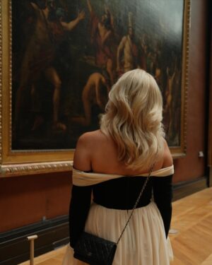 Kathryn Dunn Instagram - there’s new stunning art exhibit at the louvre- it’s ✨me✨

#thelouvre #louvre #louvremuseum #paris #parisfrance
