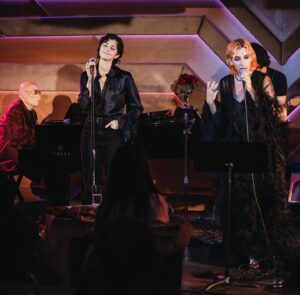 Katie Findlay Instagram - ⁣When your own personal absinthe fairy (@masonalexanderpark) invites you to sing with a Legend (@mikegarson) and a room of artists you’re floored to be onstage with. Singing Hedwig with Hedwig is a gift to my heart❤‍🔥 Thank you for having me in wonderland. I’m still stunned. 
⠀
⠀
@michelleshiers 📸 ⠀
⠀
⠀
⁣@thesunrosemusic⠀