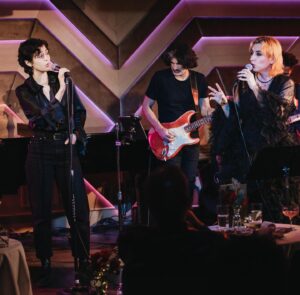 Katie Findlay Instagram - ⁣When your own personal absinthe fairy (@masonalexanderpark) invites you to sing with a Legend (@mikegarson) and a room of artists you’re floored to be onstage with. Singing Hedwig with Hedwig is a gift to my heart❤‍🔥 Thank you for having me in wonderland. I’m still stunned. 
⠀
⠀
@michelleshiers 📸 ⠀
⠀
⠀
⁣@thesunrosemusic⠀