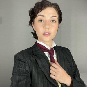Katie Findlay Instagram - ⁣Hello! Tonight is episode 11 in Independence and I love my friends (except Justin and Lawrence who are nightmares).⠀
⠀
This episode is super westerny, lightly touches on the horror show of colonial expansion and also we throw someone through a window. It’s not me, they said no. My suit is too nice. (one of these pictures is from episode 4, take the internet away from me) 
⠀
⠀
@thecwwalkerindependence 9/8C on the CW. @thecw @cbstvstudios