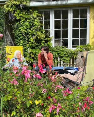 Katie Melua Instagram - Beautiful friends… @tomteabreak and @pollyscattergood.

Thank you for showing us your grandma’s garden with the river at the end.