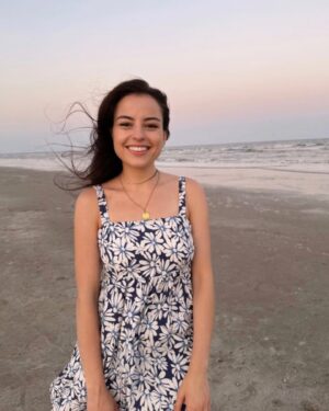 Katie Sarife Instagram - Are you more of a 1 or 2? 🌊