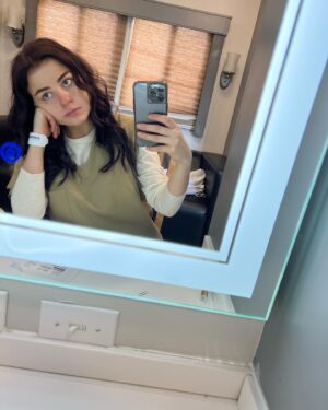 Katie Sarife Instagram - Prison isn’t going too well for Aliz.. BTS from the return on @therookiefeds Swipe to end to see Aliz living her best boujee life. 

Episode 16 directed by the lovely @jeanofthelees 

Episode 3 by the amazing @brooklynboybella 

Shout out the the Mala Noche gals 💕 you were great!