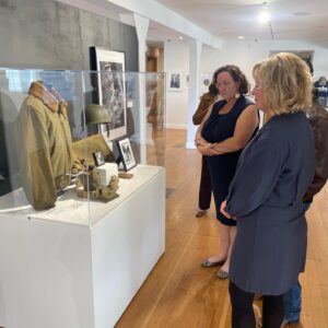 Katie Porter Instagram - Heroes Hall in Costa Mesa celebrates the legacy of our Orange County veterans. I was honored to receive a tour of the space and eager to learn more about the personal stories of the brave Americans who’ve served our country. #VeteransDay