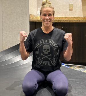 Katlyn Chookagian Instagram - fight week hotel work outs 

feeling strong af

🔥💪🏽🌴
